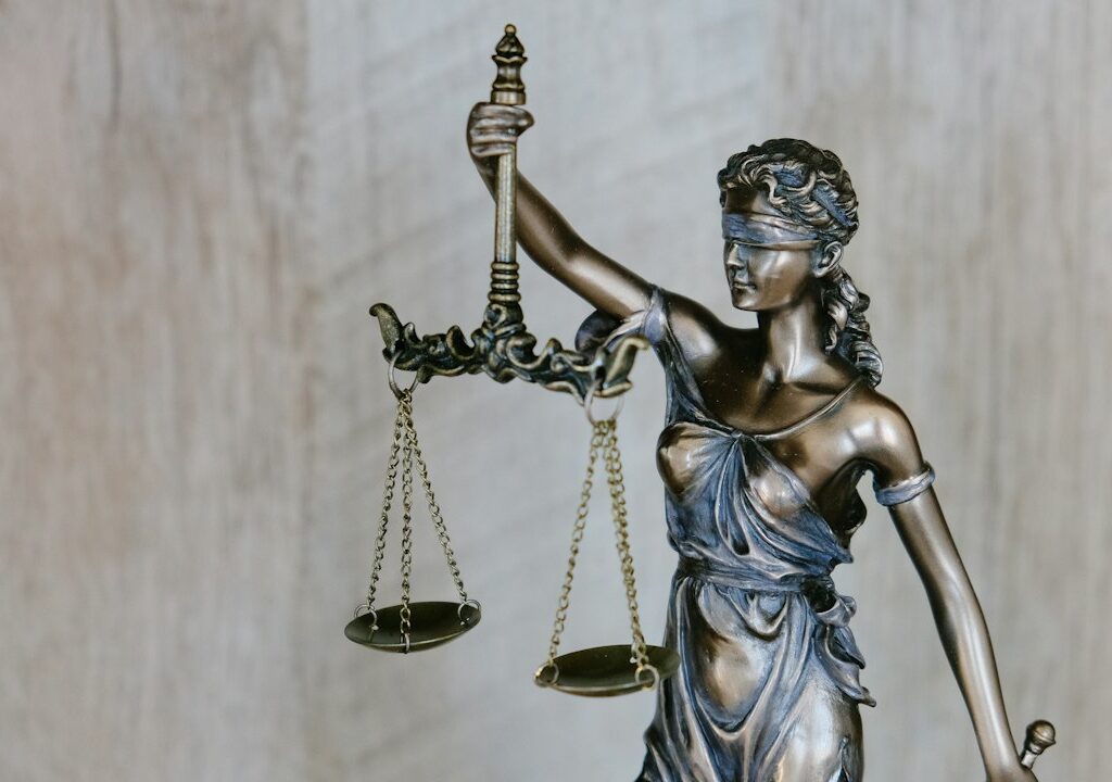 Estatua de la Justicia con balanza, imagen ilustrativa del ámbito jurídico
