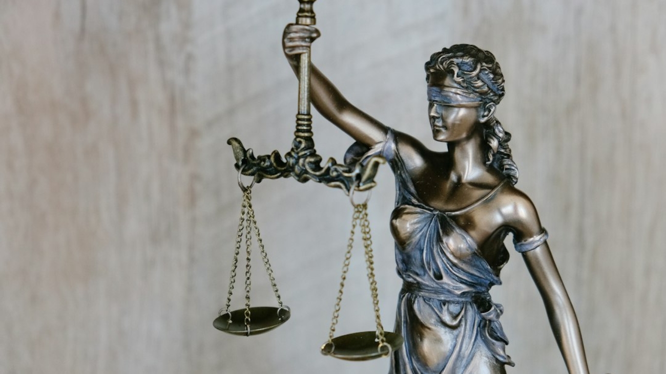 Estatua de la Justicia con balanza, imagen ilustrativa del ámbito jurídico