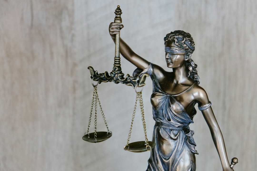 Estatua de la Justicia con balanza, imagen ilustrativa del ámbito jurídico