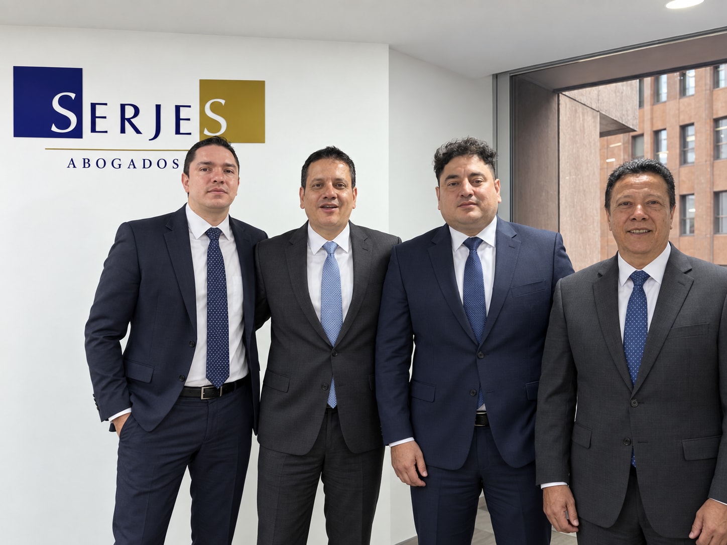 Equipo de Abogados SERJES junto a la identificación de la firma